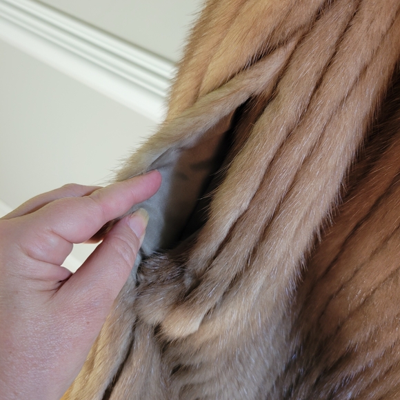 Luxurious Tan Fur Coat - Picture 6 of 8